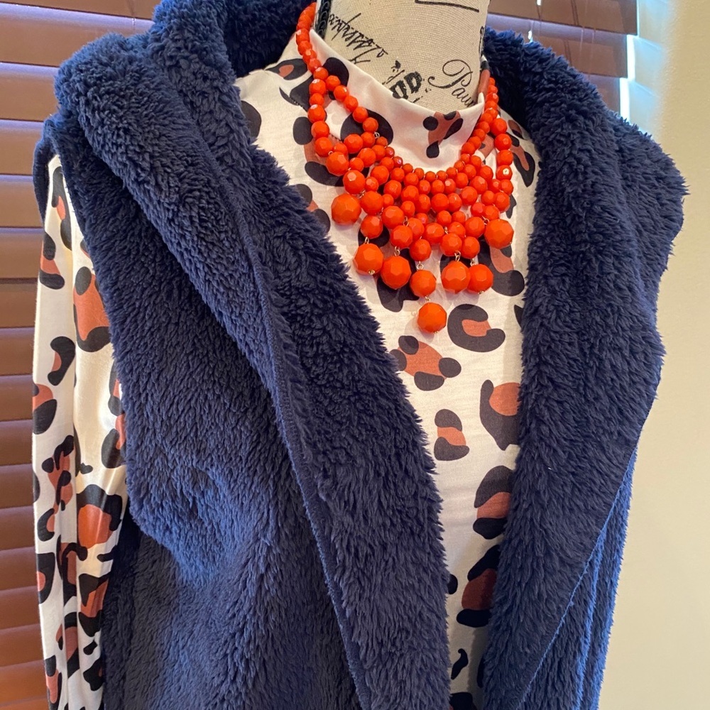 Faux fur vest in navy 💙